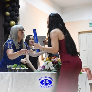 Estudantes da 3ª série celebram Formatura do Ensino Médio