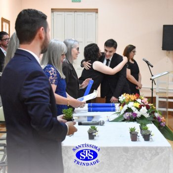 Estudantes da 3ª série celebram Formatura do Ensino Médio