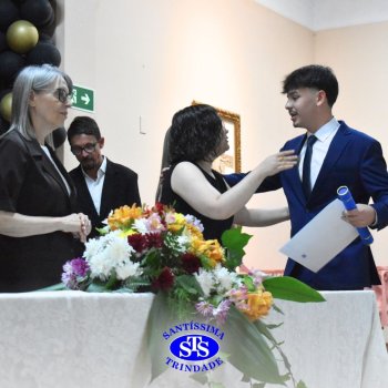 Estudantes da 3ª série celebram Formatura do Ensino Médio