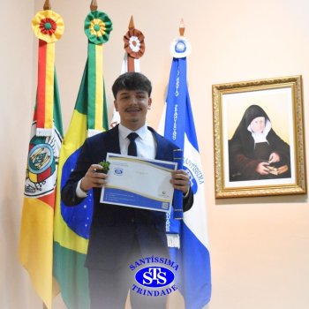 Estudantes da 3ª série celebram Formatura do Ensino Médio