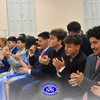 Estudantes da 3ª série celebram Formatura do Ensino Médio