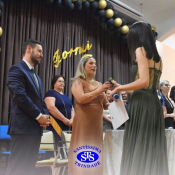 Estudantes da 3ª série celebram Formatura do Ensino Médio