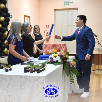 Estudantes da 3ª série celebram Formatura do Ensino Médio