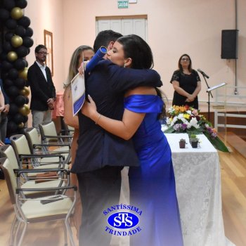 Estudantes da 3ª série celebram Formatura do Ensino Médio