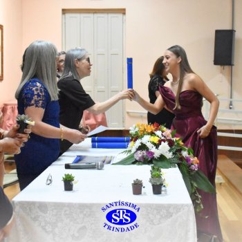 Estudantes da 3ª série celebram Formatura do Ensino Médio