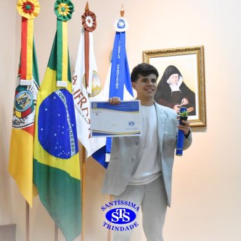 Estudantes da 3ª série celebram Formatura do Ensino Médio