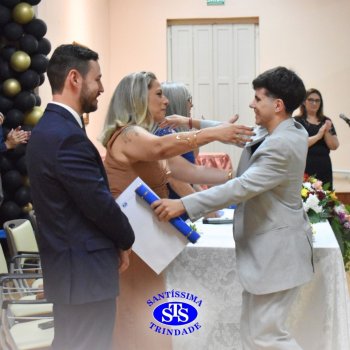 Estudantes da 3ª série celebram Formatura do Ensino Médio