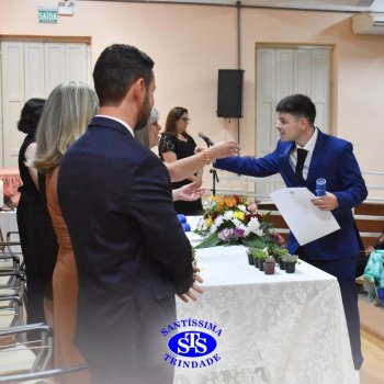 Estudantes da 3ª série celebram Formatura do Ensino Médio