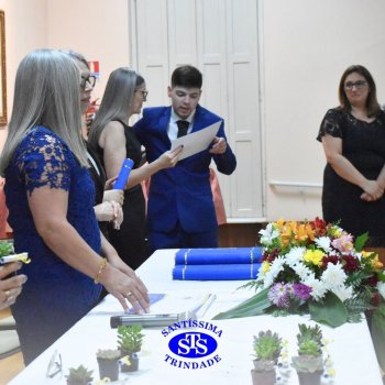 Estudantes da 3ª série celebram Formatura do Ensino Médio