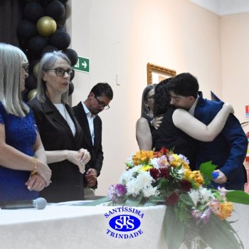 Estudantes da 3ª série celebram Formatura do Ensino Médio