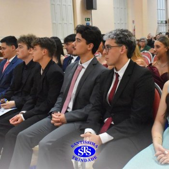 Estudantes da 3ª série celebram Formatura do Ensino Médio