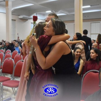 Estudantes da 3ª série celebram Formatura do Ensino Médio
