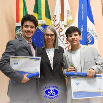 Estudantes da 3ª série celebram Formatura do Ensino Médio