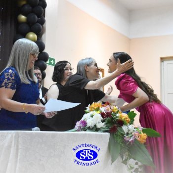 Estudantes da 3ª série celebram Formatura do Ensino Médio