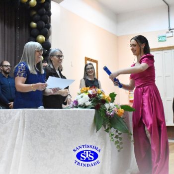 Estudantes da 3ª série celebram Formatura do Ensino Médio