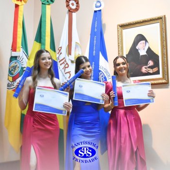 Estudantes da 3ª série celebram Formatura do Ensino Médio