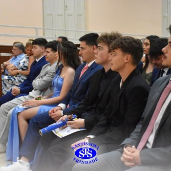 Estudantes da 3ª série celebram Formatura do Ensino Médio