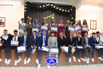 Estudantes da 3ª série celebram Formatura do Ensino Médio