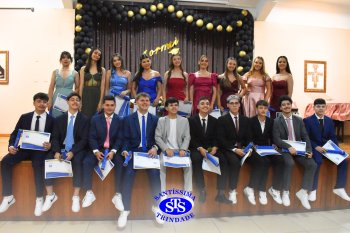 Estudantes da 3ª série celebram Formatura do Ensino Médio