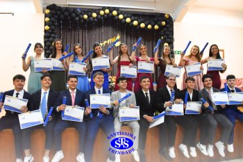 Estudantes da 3ª série celebram Formatura do Ensino Médio