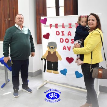 Crianças do Infantil 1, 2 e 3  vivem momentos especiais  cheios de carinho com avós