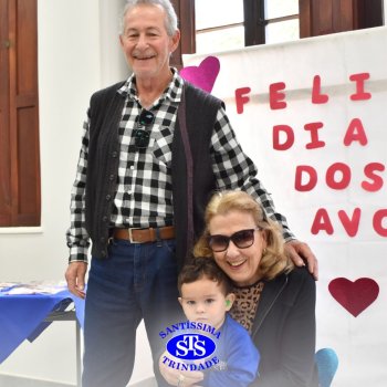 Crianças do Infantil 1, 2 e 3  vivem momentos especiais  cheios de carinho com avós