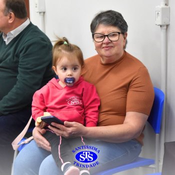 Crianças do Infantil 1, 2 e 3  vivem momentos especiais  cheios de carinho com avós