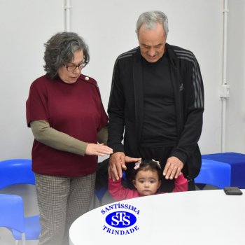 Crianças do Infantil 1, 2 e 3  vivem momentos especiais  cheios de carinho com avós