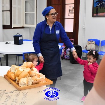 Crianças do Infantil 1, 2 e 3  vivem momentos especiais  cheios de carinho com avós