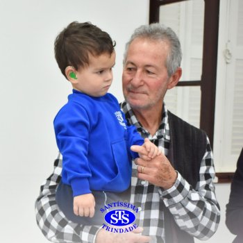 Crianças do Infantil 1, 2 e 3  vivem momentos especiais  cheios de carinho com avós