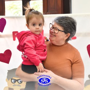 Crianças do Infantil 1, 2 e 3  vivem momentos especiais  cheios de carinho com avós