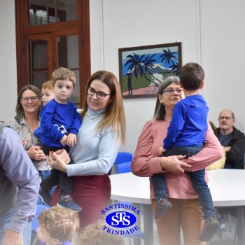Crianças do Infantil 1, 2 e 3  vivem momentos especiais  cheios de carinho com avós