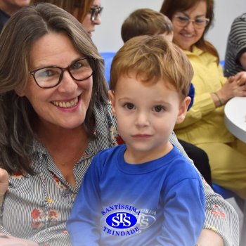 Crianças do Infantil 1, 2 e 3  vivem momentos especiais  cheios de carinho com avós