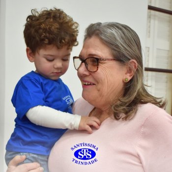 Crianças do Infantil 1, 2 e 3  vivem momentos especiais  cheios de carinho com avós