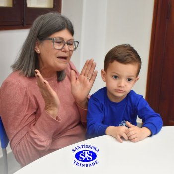 Crianças do Infantil 1, 2 e 3  vivem momentos especiais  cheios de carinho com avós