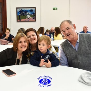 Crianças do Infantil 1, 2 e 3  vivem momentos especiais  cheios de carinho com avós
