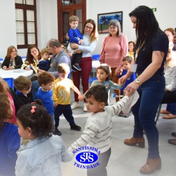 Crianças do Infantil 1, 2 e 3  vivem momentos especiais  cheios de carinho com avós