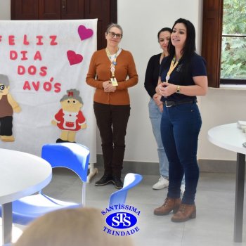 Crianças do Infantil 1, 2 e 3  vivem momentos especiais  cheios de carinho com avós