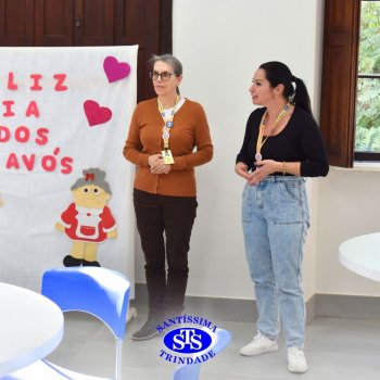 Crianças do Infantil 1, 2 e 3  vivem momentos especiais  cheios de carinho com avós