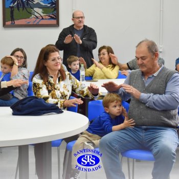 Crianças do Infantil 1, 2 e 3  vivem momentos especiais  cheios de carinho com avós