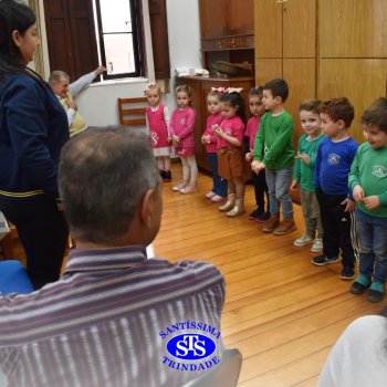 Crianças do Infantil 1, 2 e 3  vivem momentos especiais  cheios de carinho com avós