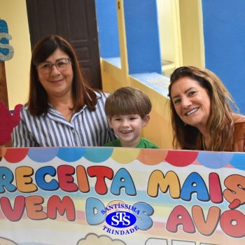 Crianças do Infantil 1, 2 e 3  vivem momentos especiais  cheios de carinho com avós