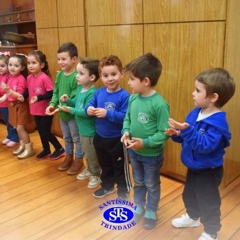 Crianças do Infantil 1, 2 e 3  vivem momentos especiais  cheios de carinho com avós