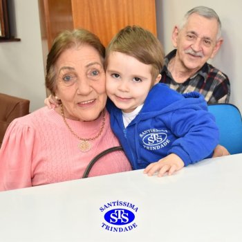 Crianças do Infantil 1, 2 e 3  vivem momentos especiais  cheios de carinho com avós