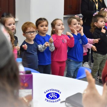 Crianças do Infantil 1, 2 e 3  vivem momentos especiais  cheios de carinho com avós