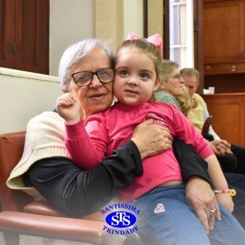 Crianças do Infantil 1, 2 e 3  vivem momentos especiais  cheios de carinho com avós