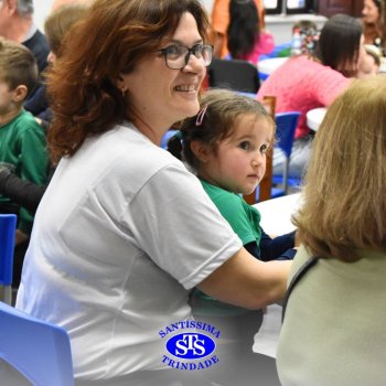 Crianças do Infantil 1, 2 e 3  vivem momentos especiais  cheios de carinho com avós
