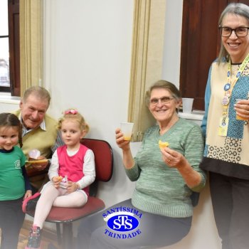 Crianças do Infantil 1, 2 e 3  vivem momentos especiais  cheios de carinho com avós
