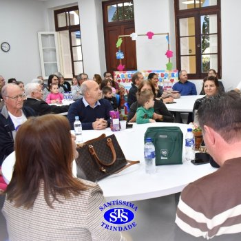 Crianças do Infantil 1, 2 e 3  vivem momentos especiais  cheios de carinho com avós