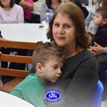 Crianças do Infantil 1, 2 e 3  vivem momentos especiais  cheios de carinho com avós